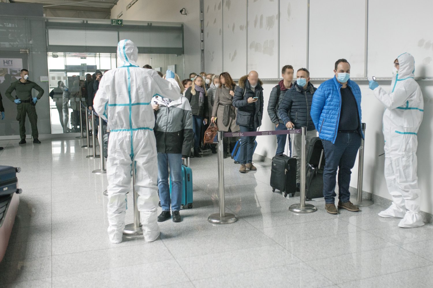 Środki bezpieczeństwa wobec przylatujących z rejonów zagrożonych epidemią koronawirusa. Kto oprócz przedstawicieli służb ratunkowych jest najbardziej narażony na zakażenie?