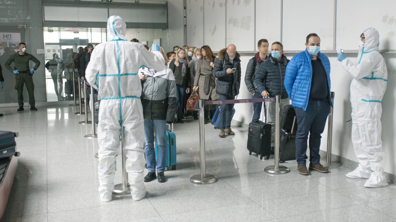 Środki bezpieczeństwa wobec przylatujących z rejonów zagrożonych epidemią koronawirusa. Kto oprócz przedstawicieli służb ratunkowych jest najbardziej narażony na zakażenie?