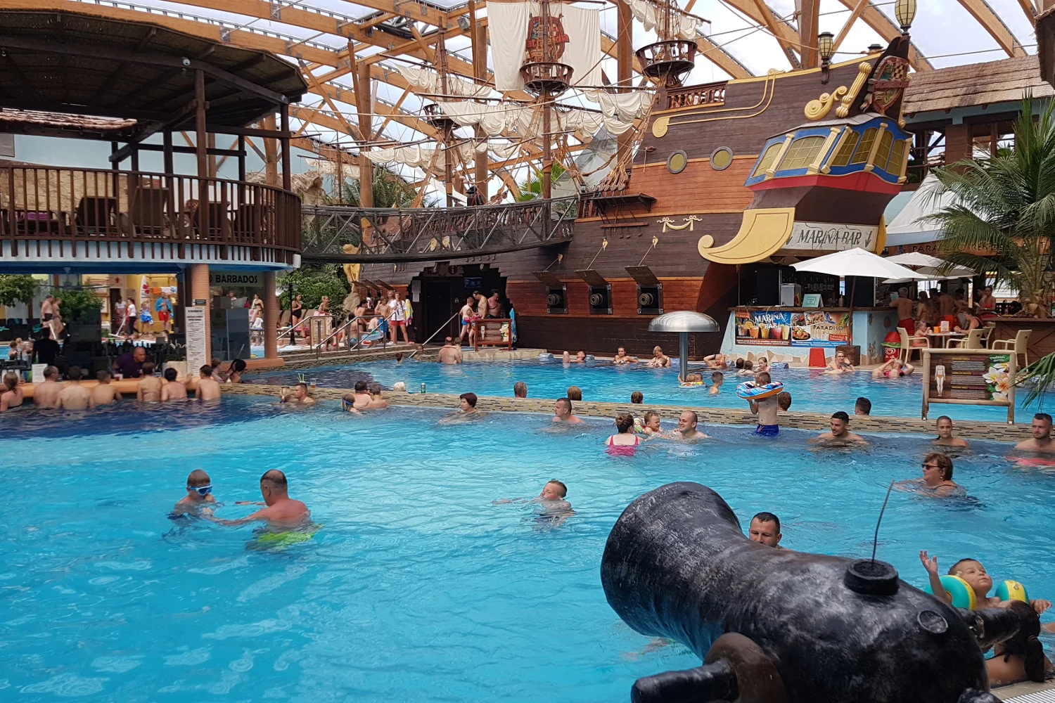 Małe baseny wokół baru i statek piratów – główna atrakcja w zadaszonej części Tatralandii.