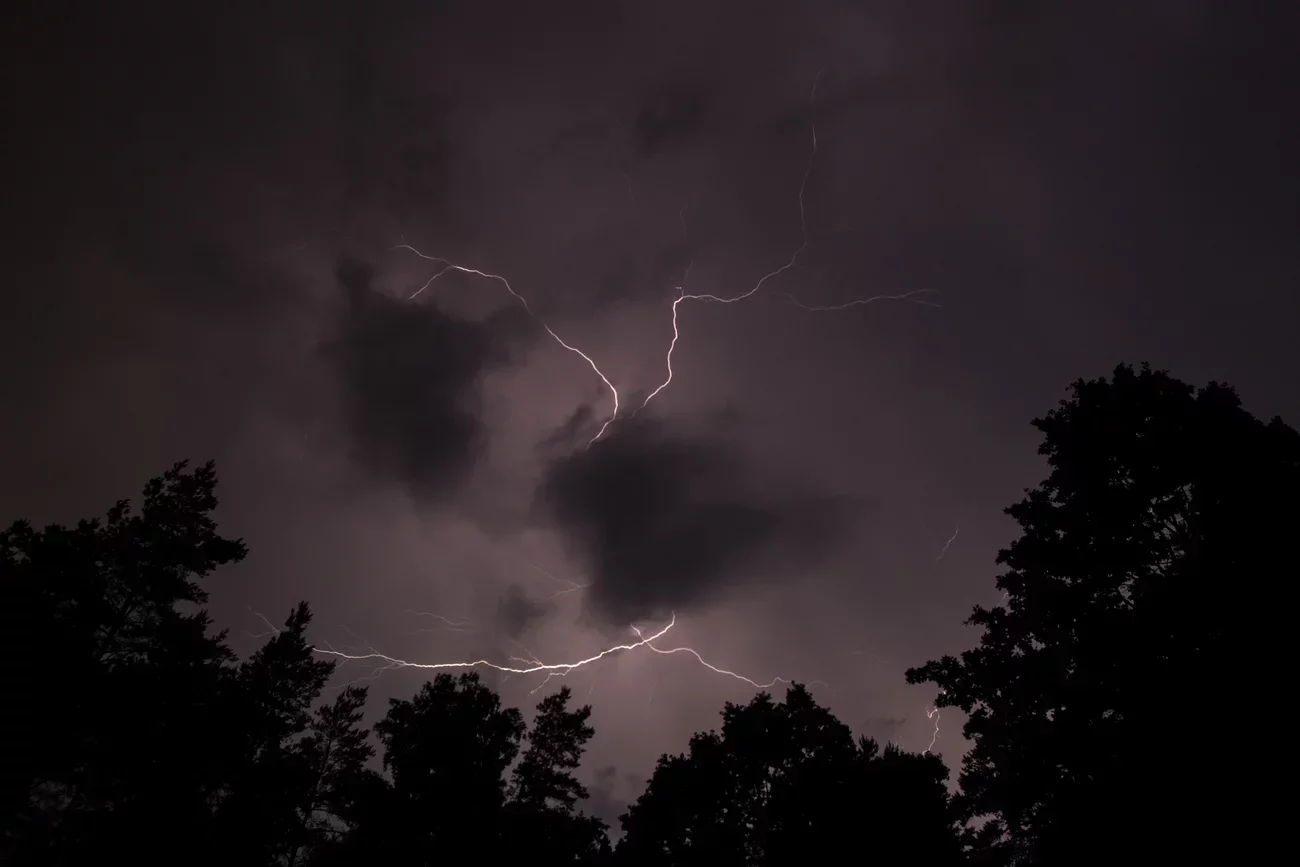 Podczas wesela w północno-zachodniej części Bangladeszu pioruny zabiły 17 osób, a 14, w tym również pan młody, zostało rannych.