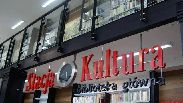 Dworzec zyskał nową funkcjonalność – oprócz kas czy poczekalni – znajduje się tu nowoczesna biblioteka.