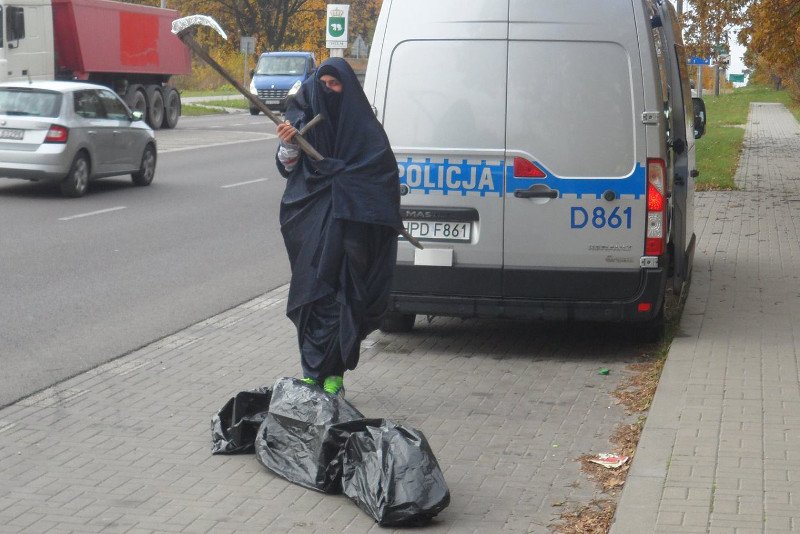 Kierowcy wyjeżdżający z Chełma mogli zobaczyć przy drodze Śmierć z kosą.