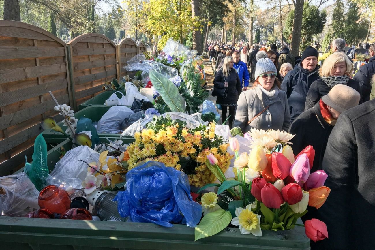 Wszystkich Świętych na cmentarzu.