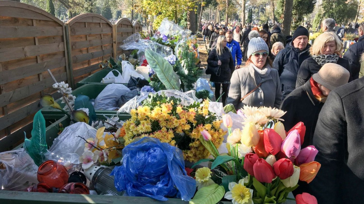 Wszystkich Świętych na cmentarzu.