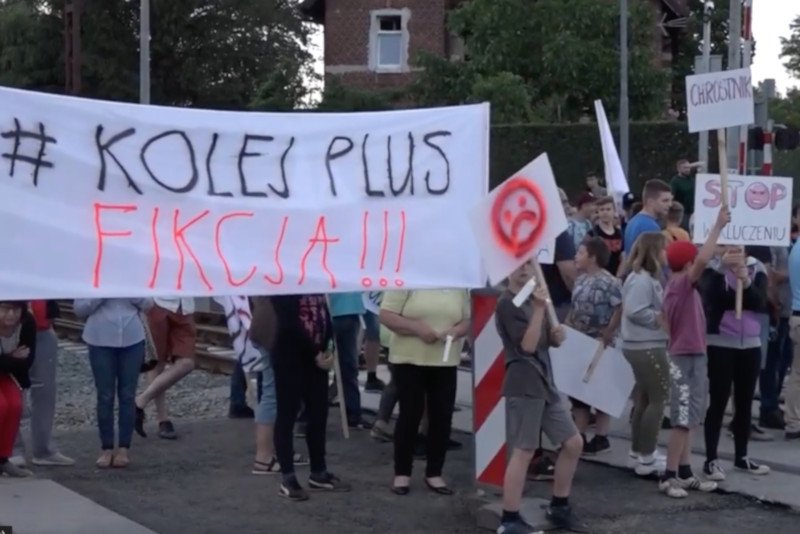 Mieszkańcy Raszówki i kilku innych miejscowości zablokowali pociąg specjalny Legnica-Lubin.