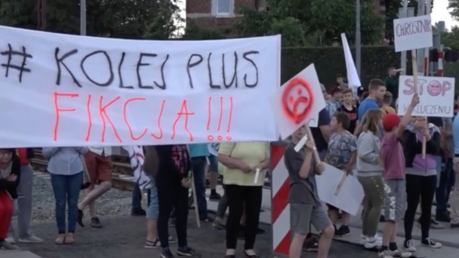 Mieszkańcy Raszówki i kilku innych miejscowości zablokowali pociąg specjalny Legnica-Lubin.
