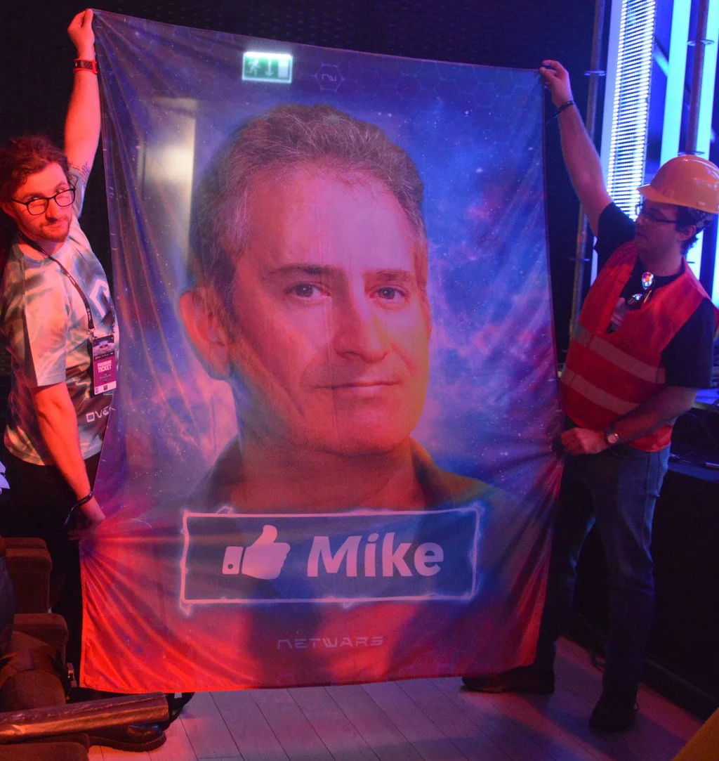 Na fladze jest Mike Morhaime - jeden z założycieli Blizzarda i współtwórca "StarCrafta".