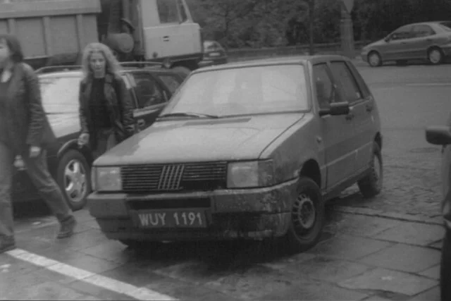 Fiat UNO zaparkowany gdzieś w okolicach Senatorskiej.