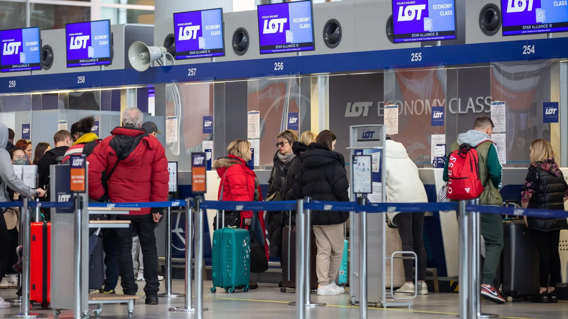Biura podróży na Bliski Wschód wciąż wysyłają Polaków. Niebywałe, że MSZ musi apelować Podróżni na lotnisku Chopina