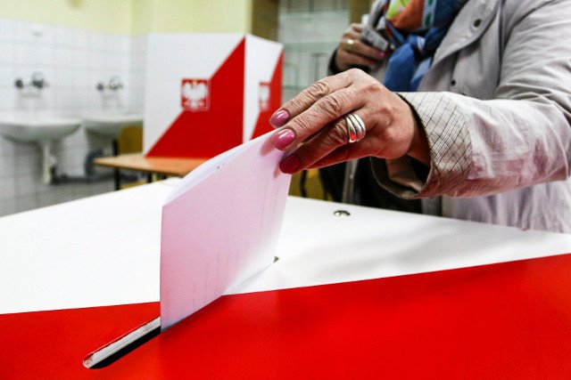Rada m. st. Warszawy zdecydowała w poniedziałek o rozpisaniu referendum ws. planu rozszerzenia granic stolicy o 33 pobliskie gminy.