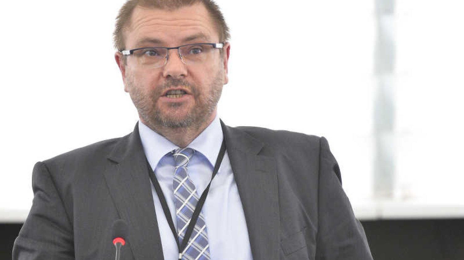 Jarosław Iwaszkiewicz podczas swojego pierwszego przemówienia w Parlamencie Europejskim.