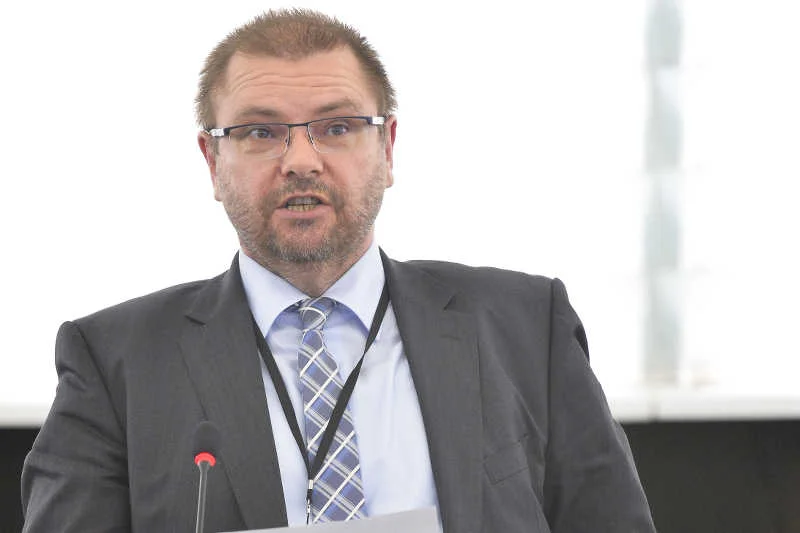 Jarosław Iwaszkiewicz podczas swojego pierwszego przemówienia w Parlamencie Europejskim.