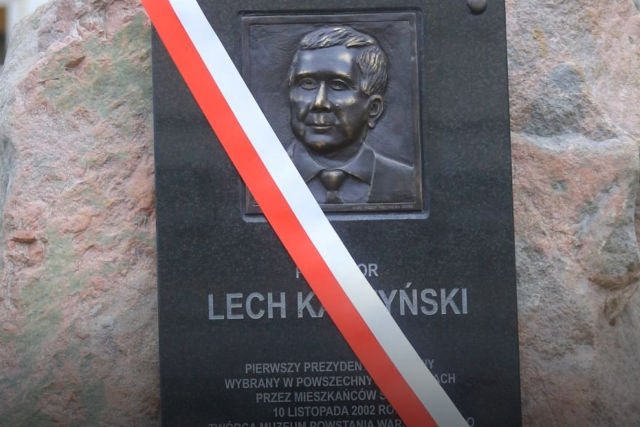 Płaskorzeźba przedstawiająca Lecha Kaczyńskiego ma być jeszcze poprawiana
