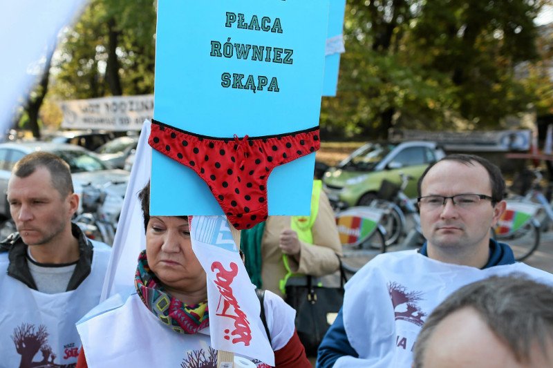 Dyktat kasjerów? Kiedyś byli najgorzej opłacaną grupą, teraz mogą się cieszyć z prawdziwej fali podwyżek