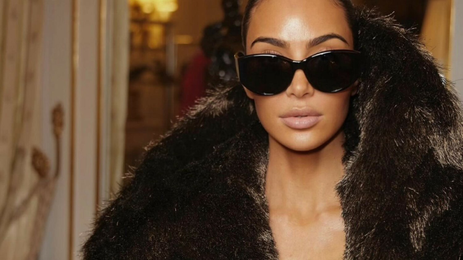 Kim Kardashian prawie nago. Odsłoniła piersi, pozując w samym futrze