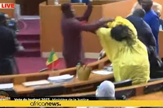 Bójka w parlamencie w Senegalu