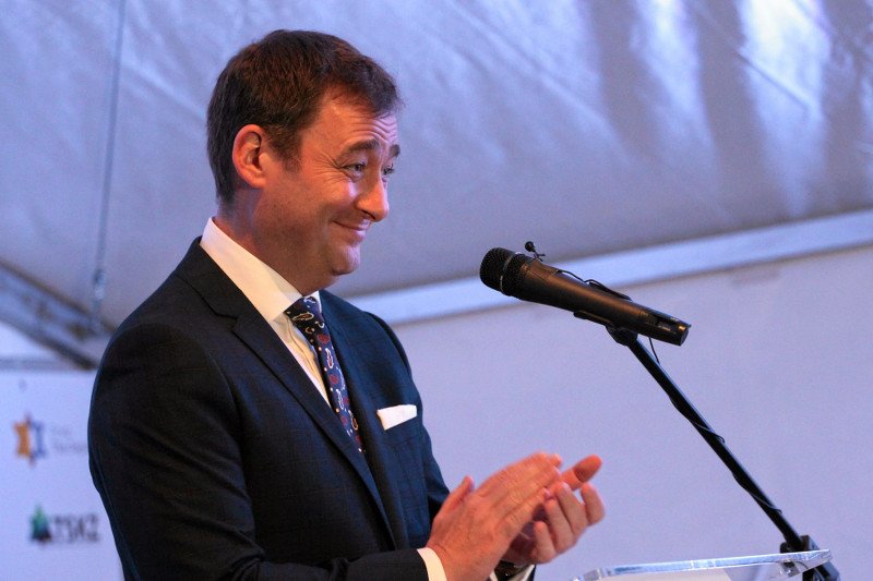 Z najnowszych informacji wynika, że chociaż aktor trafił do szpitala w bardzo ciężkim stanie, to powoli dochodzi do siebie.