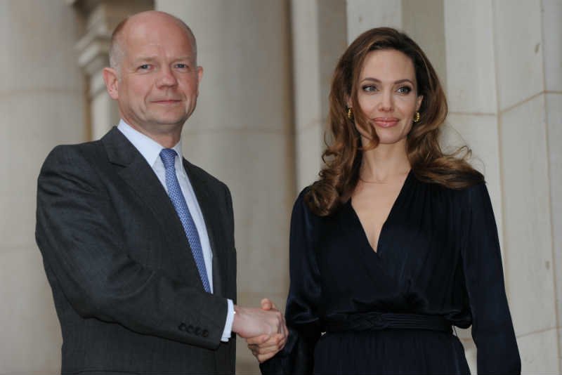Angelina Jolie i lord William Hague będą profesorami wizytującymi w London School of Economics.