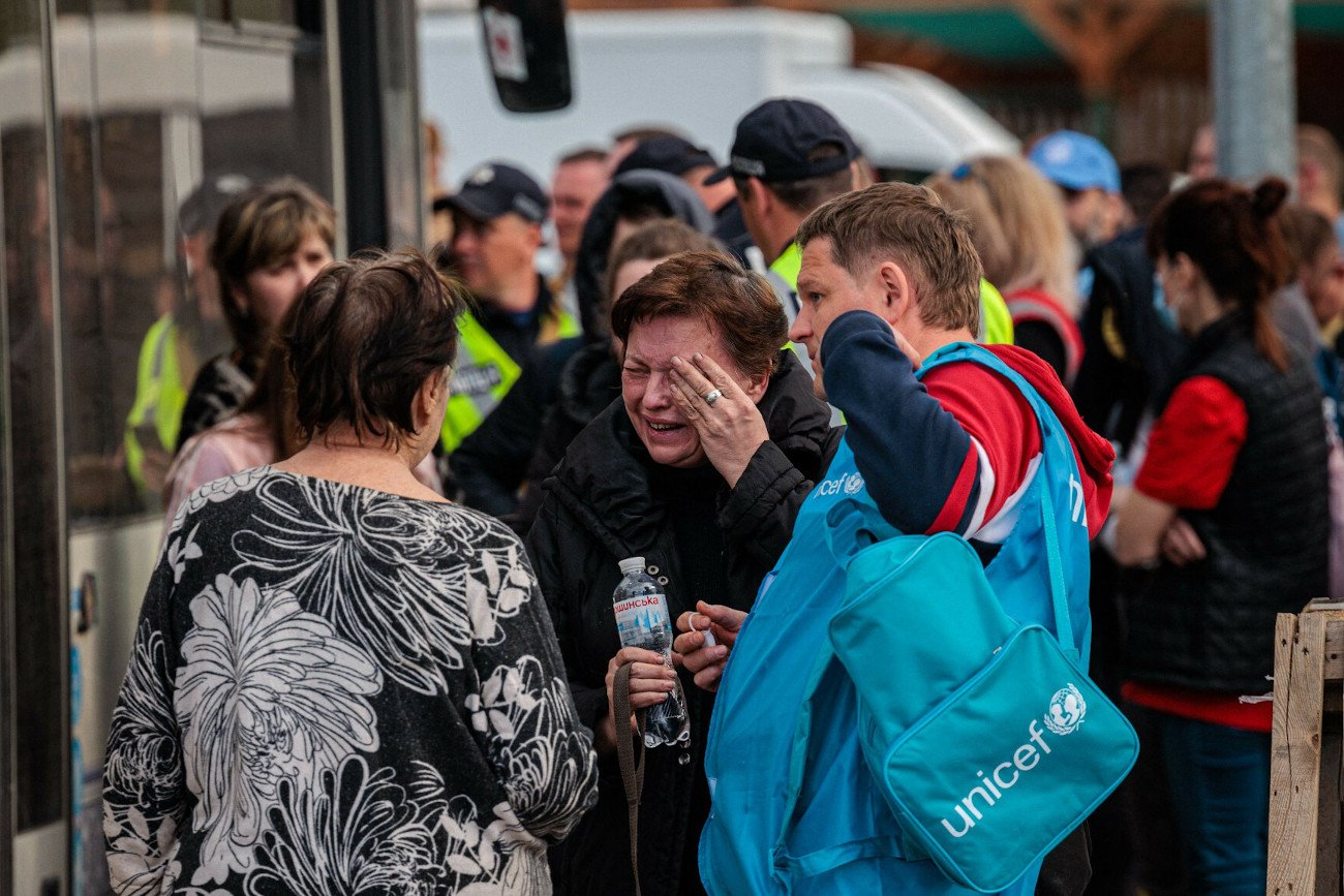 Wszystkie dzieci, kobiety i osoby starsze zostały ewakuowane z terenu zakładów Azowstal w Mariupolu.