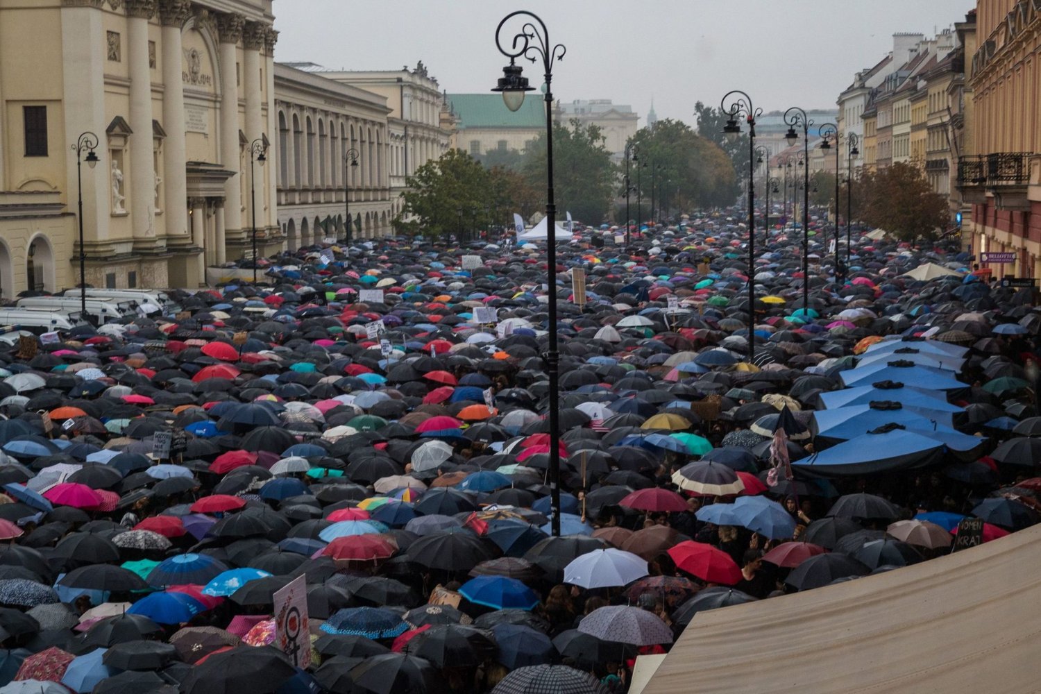 "Czarny protest" - runda II, przybrał na sile. Masowe protesty w całej Polsce.