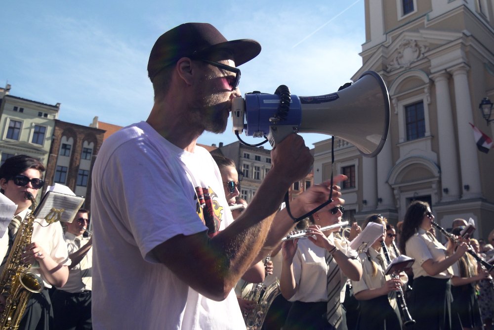 Raper L.U.C. jest jednym z najbardziej twórczych muzyków w Polsce. W jego formacji Rebel Babel gra jednocześnie nawet stu muzyków.