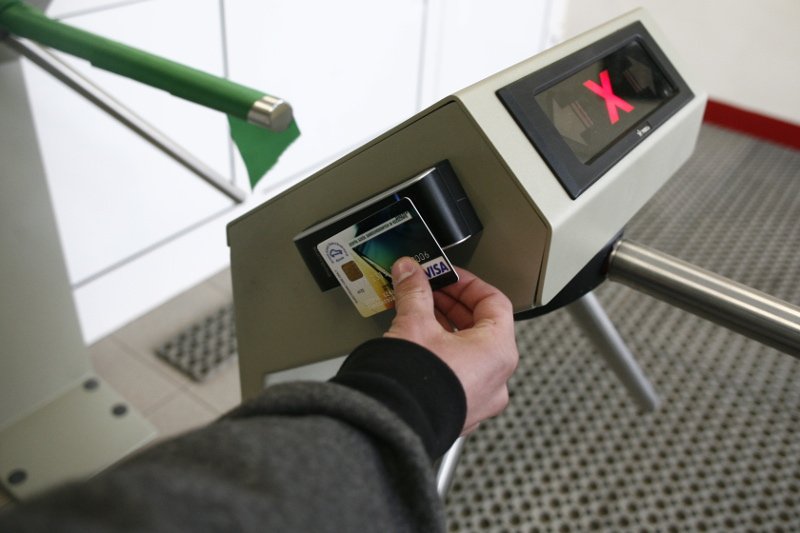 Sąd Najwyższy orzekł, jakie przestępstwo popełnia ktoś, kto płaci zbliżeniowo skradzioną kartą.