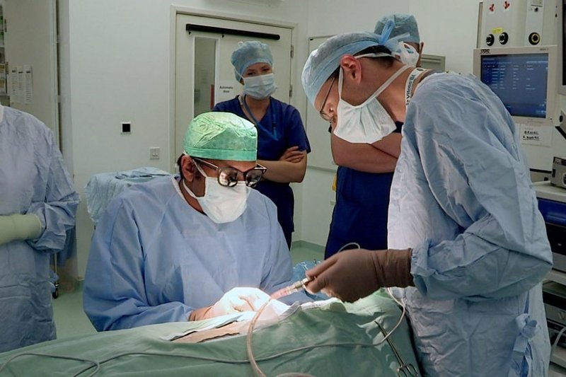 "Neurochirurg" to autorska książka Jaya Jayamohana, który postanowił podzielić się z czytelnikami, jak wygląda pełna wyzwań i dylematów praca neurochirurga dziecięcego