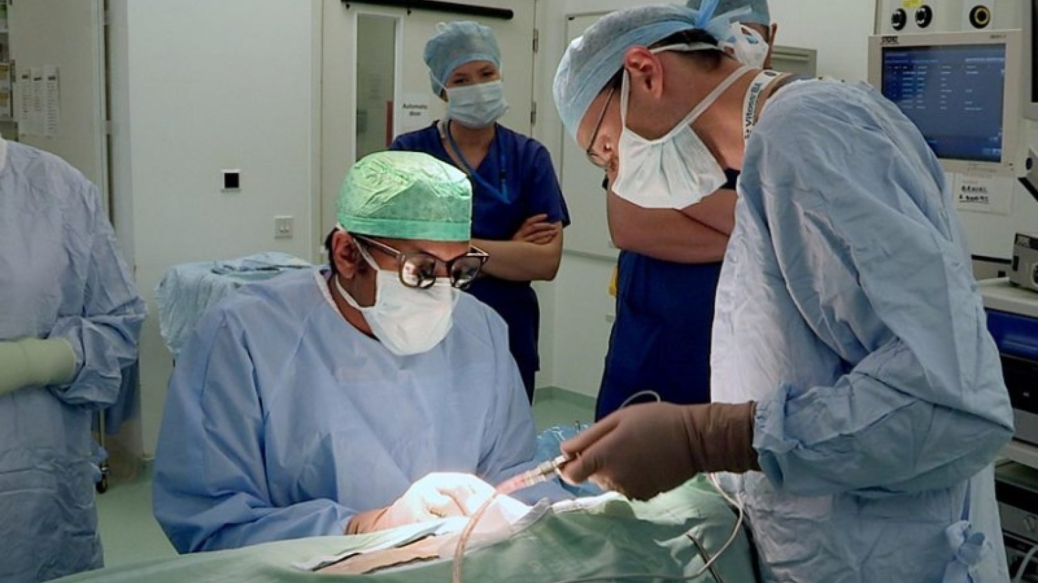 "Neurochirurg" to autorska książka Jaya Jayamohana, który postanowił podzielić się z czytelnikami, jak wygląda pełna wyzwań i dylematów praca neurochirurga dziecięcego