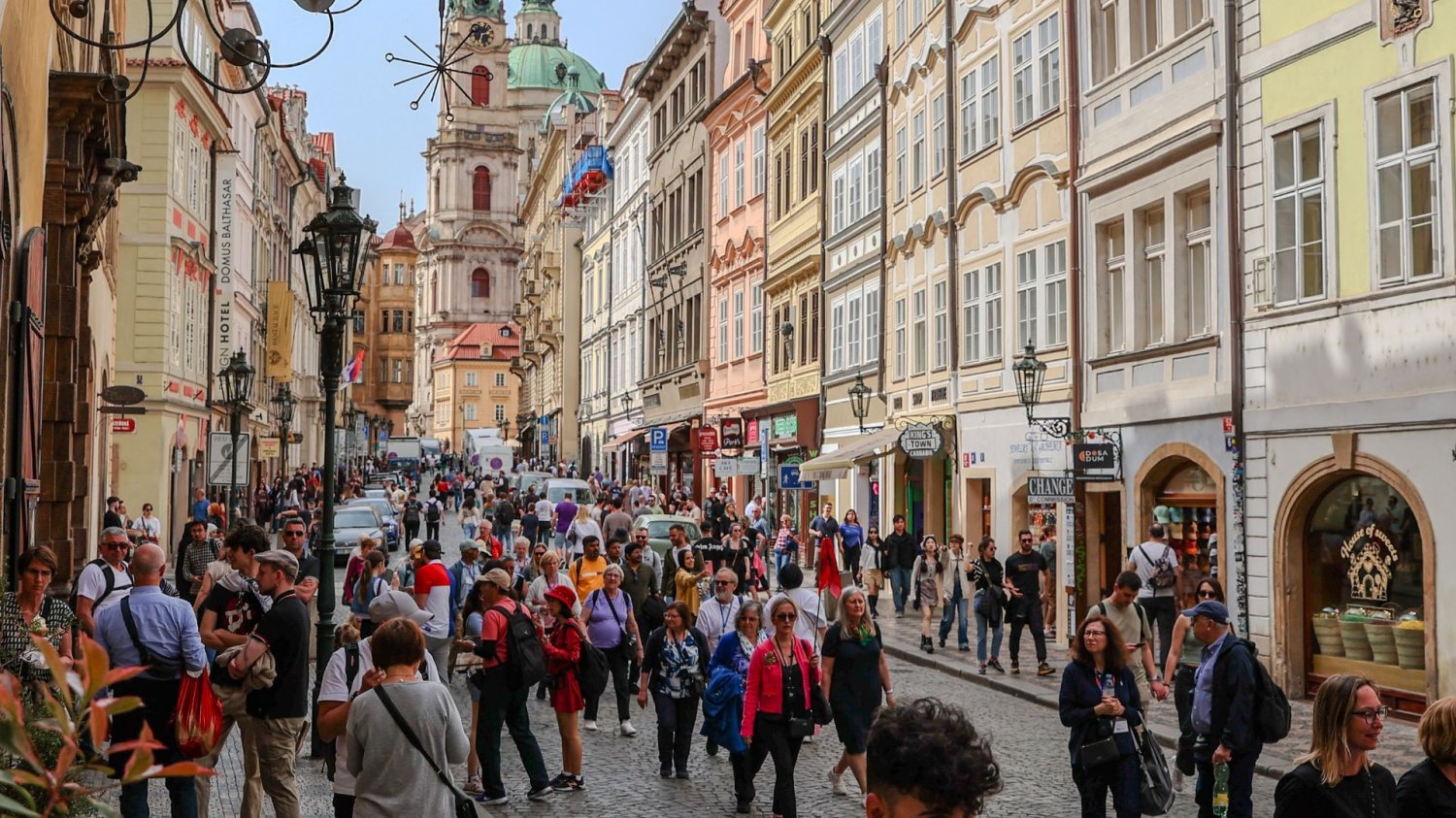 Rezerwacje w hotelach rosną mimo strachu o odwołanie lotów Polacy jadą na wakacje mimo obawy o odwołanie lotów
