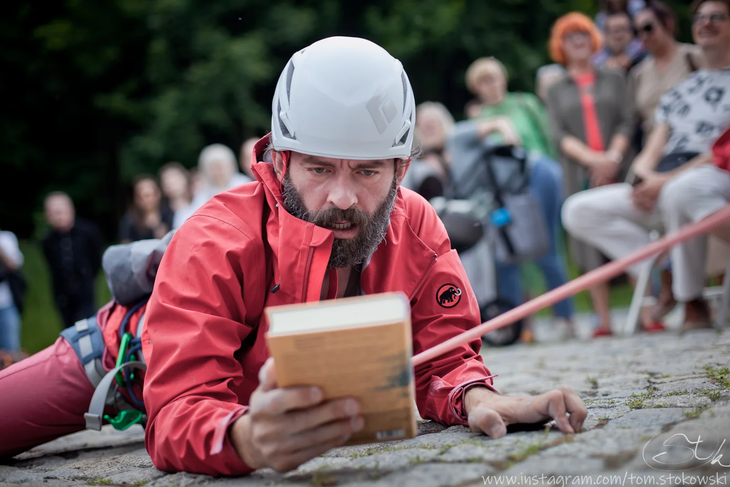Zmiana percepcji przestrzeni performance - aktor, Piotr Głowacki i Robert Subdysiak, autor dróg wspinaczkowych.