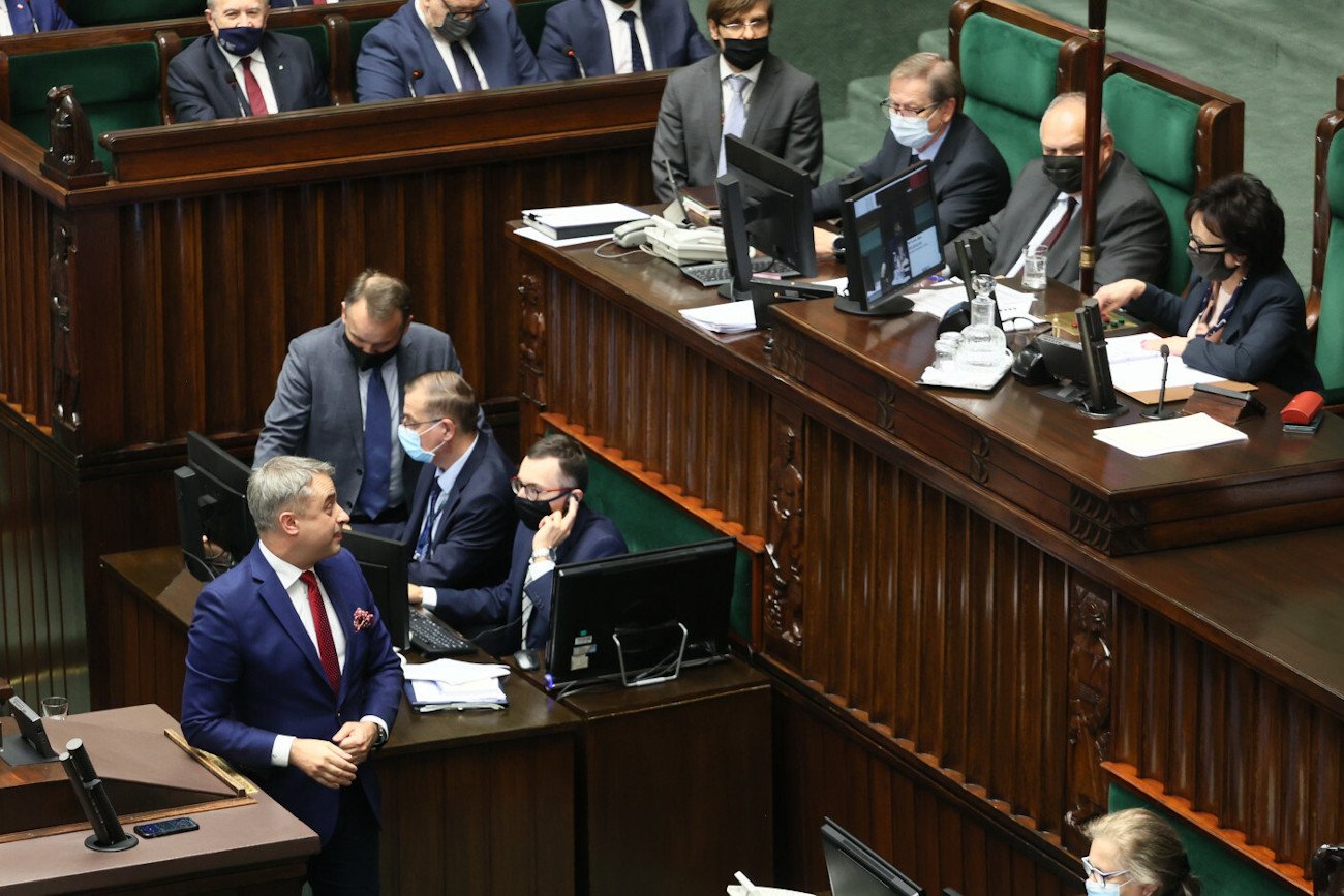 Poseł Lewicy Krzysztof Gawkowski zachęcał w Sejmie posłów do zaśpiewania hymnu UE i upierał się, że nie zejdzie z mównicy.