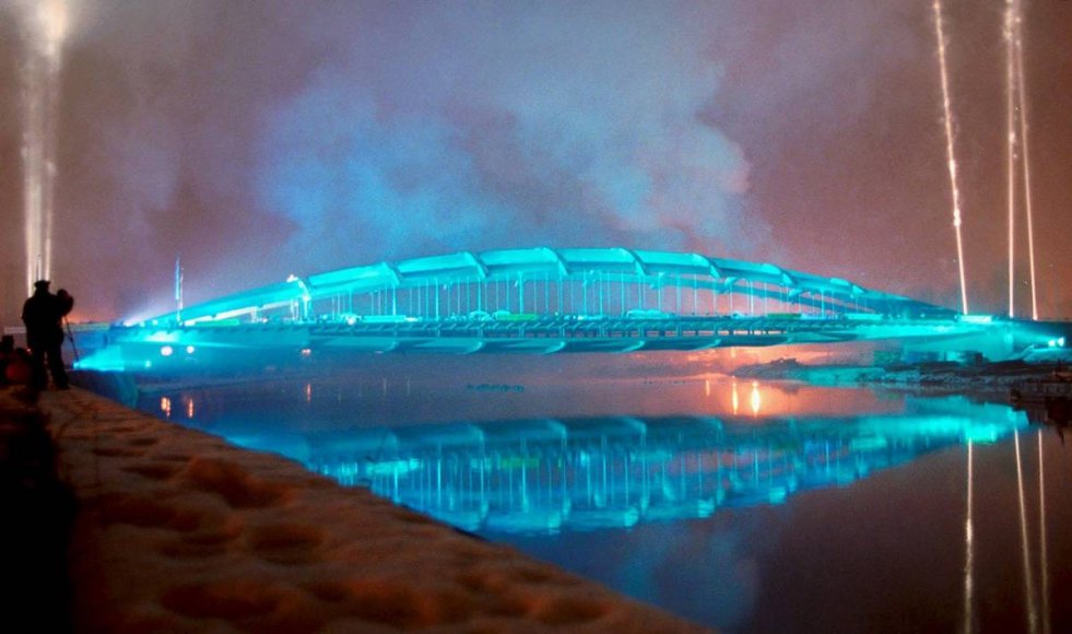 Most Kotlarski – krakowska przeprawa wybudowana w 2001 roku. Jest najdłuższym mostem łukowym w Polsce. Zdjęcie z otwarcia mostu podczas którego urządzono pokaz pirotechniczny.