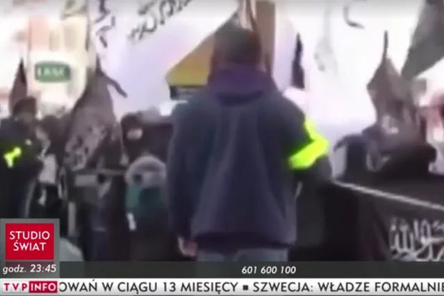 TVP zawiesza wydawcę odpowiedzialną za skandaliczny materiał o uchodźcach.