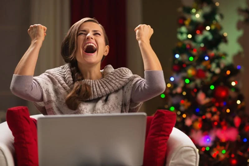 Social shopping to świetna rada przed zbliżającymi się zakupami prezentów na [url=http://www.shutterstock.com/pic-117998947/stock-photo-happy-woman-with-laptop-rejoicing-success-in-front-of-christmas-tree.html?src=hXgHGbsoqwwV7gFf_Wp1ww-1-54]święta[/url].