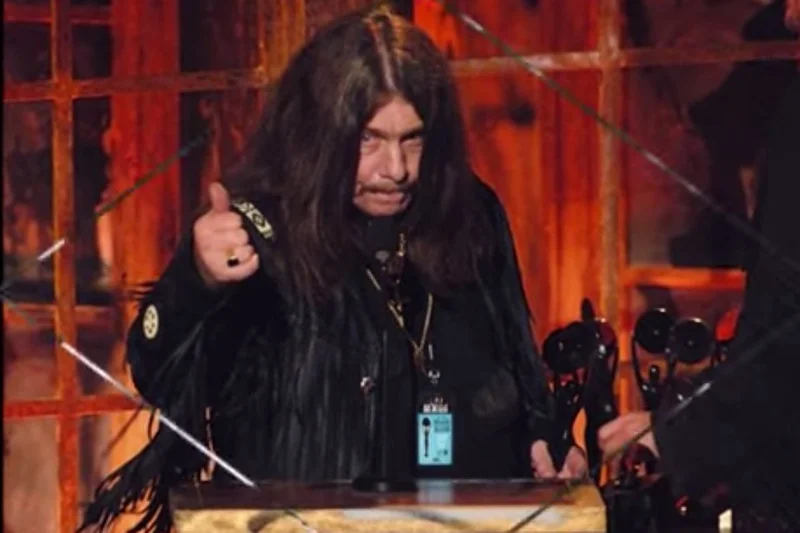 Bob Burns był współtwórcą grupy Lynyrd Skynyrd. Z grupą wylansował m.in. przebój "Sweet Home Alabama".
