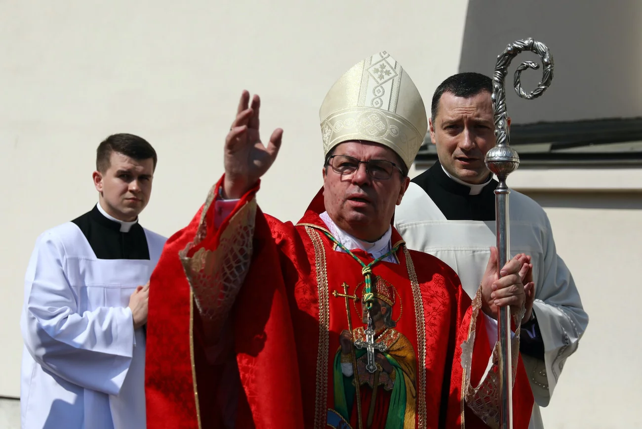Arcybiskup Jan Romeo-Pawłowski otwarcie agituje za PiS-em i atakuje opozycję podczas obrzędów katolickich.