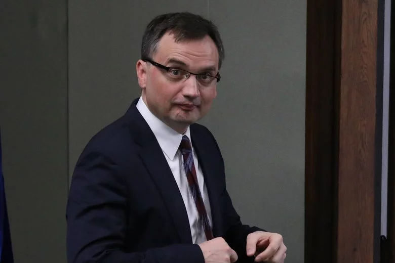 Rządowe Centrum Legislacji krytycznie o projekcie Zbigniewa Ziobry ws. świadczeń dla sędziów.