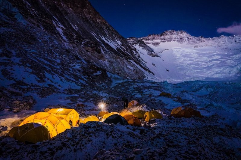 Obóz wspinaczy u stóp Mount Everestu, który sfotografował Elia Saikaly