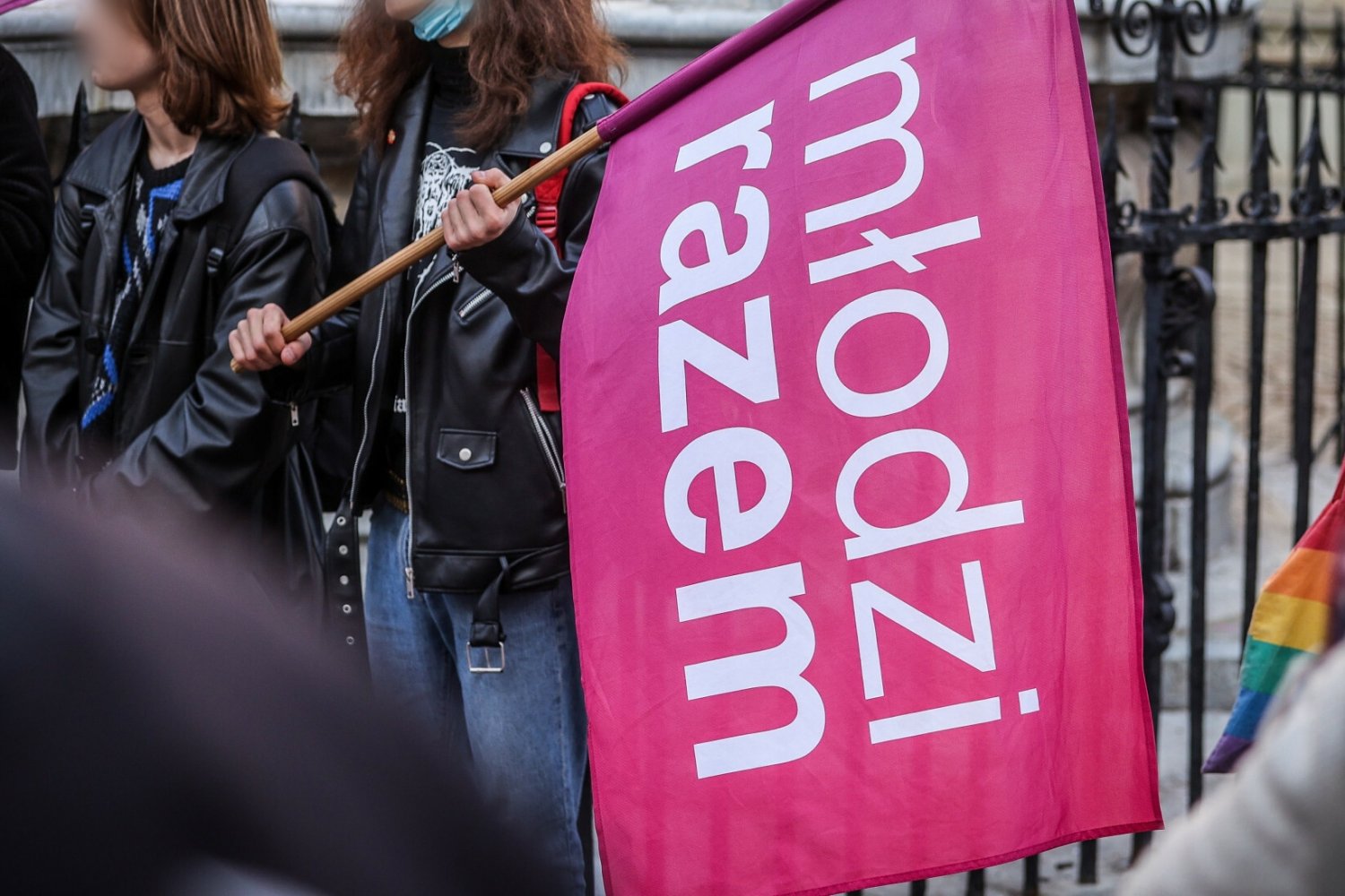 Byli działacze Razem opisali, że mieli doświadczać mobbingu.