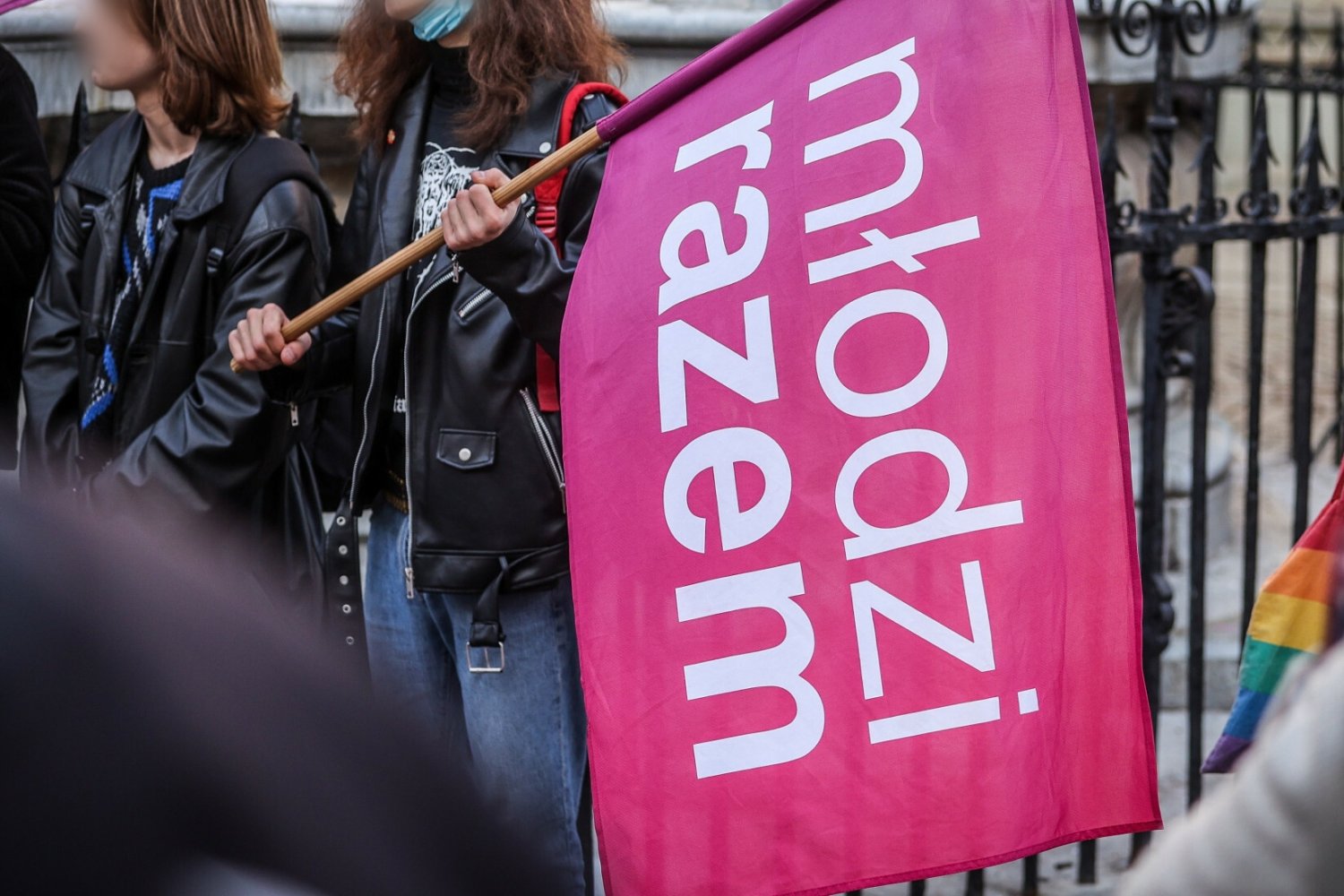 Byli działacze Razem opisali, że mieli doświadczać mobbingu.
