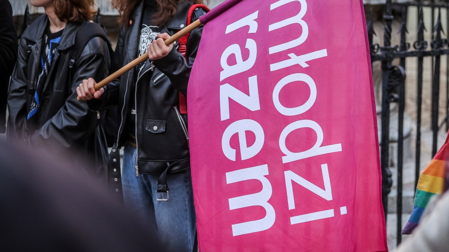 Byli działacze Razem opisali, że mieli doświadczać mobbingu.