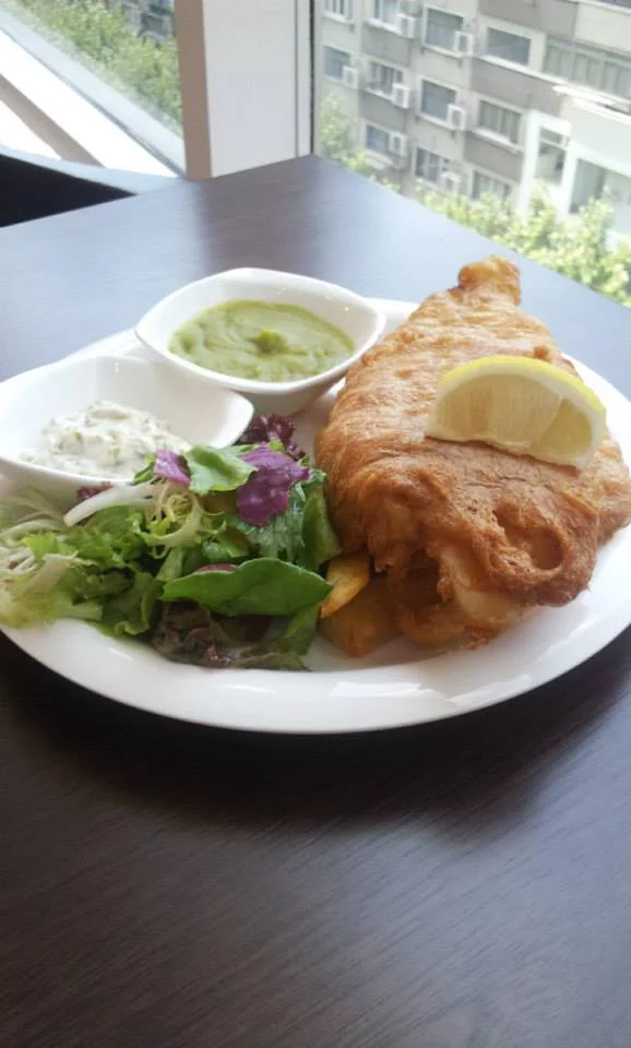 Harry specjalnie sprowadza do Chin islandzkiego dorsza, by podać wyśmienity Fish & Chips