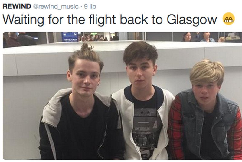 Członkowie zespołu Rewind przed pamiętnym lotem. Mc Elward siedzi pierwszy z lewej.