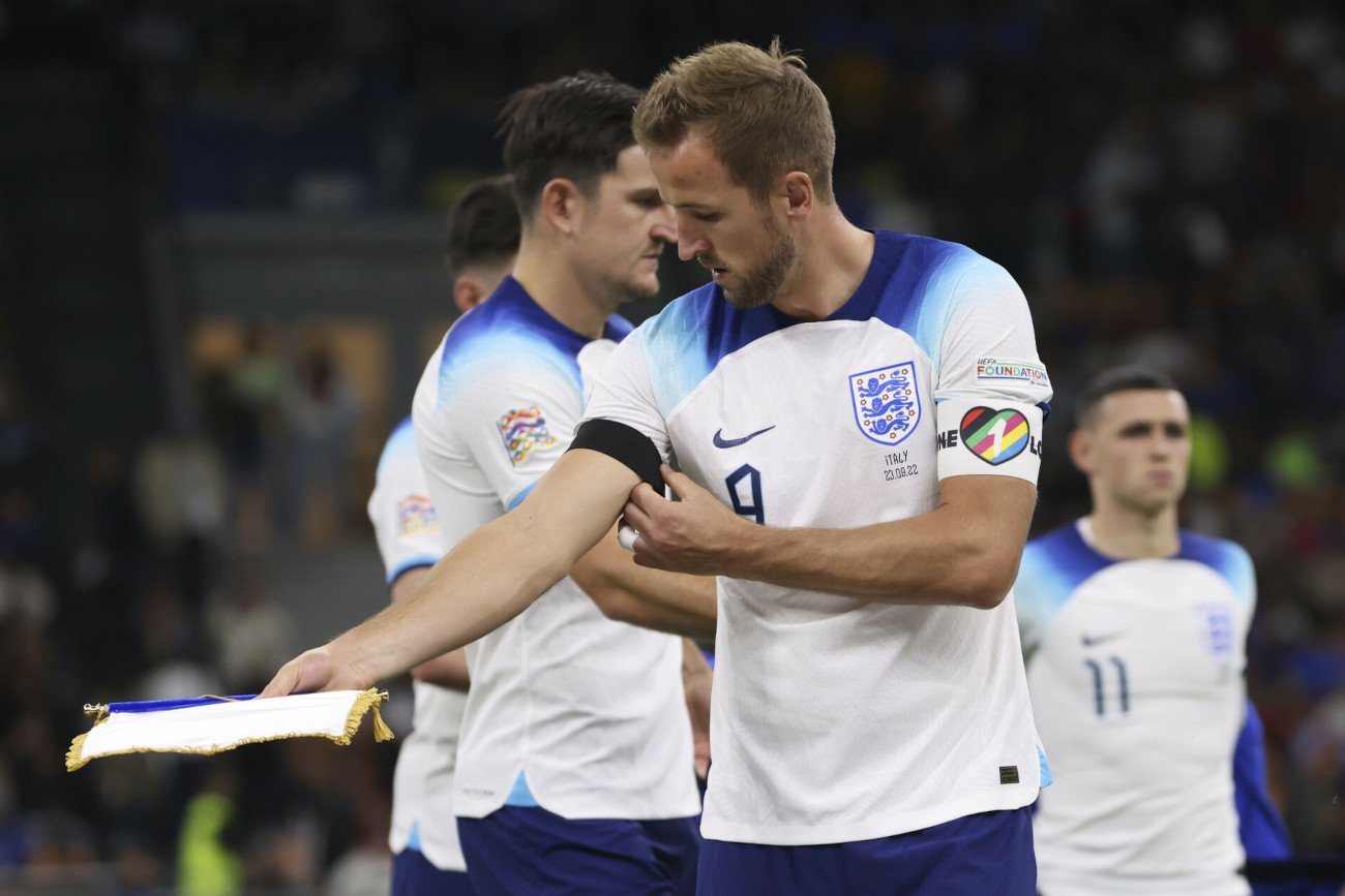Harry Kane z kapitańską opaską "One Love" przed meczem Ligi Narodów UEFA we wrześniu 2022 roku.