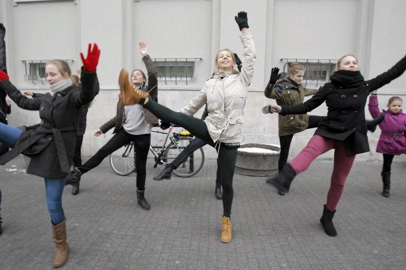 Uczniowie szkoły protestują przed sądem w Poznaniu, 2014 r.