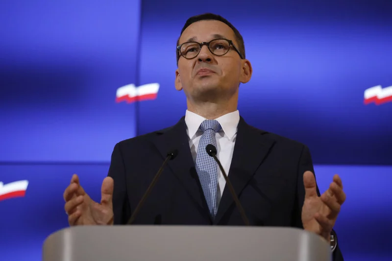 Premier odpowiedział na pytanie "kiedy skończy się cyrk z maseczkami".