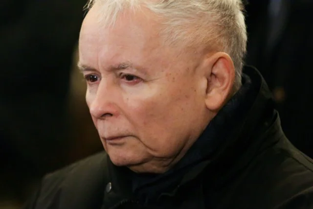 Jarosław Kaczyński ma takie problemy z kolanem, że musi chodzić o kulach.