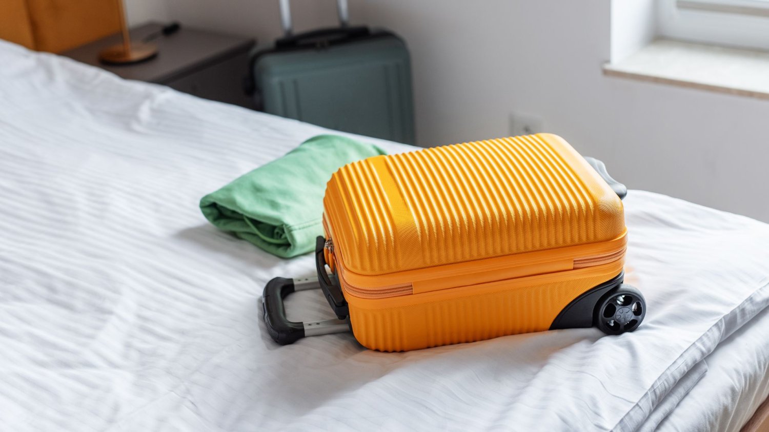Walizka na hotelowym łóżku to fatalne rozwiązanie. Prosisz się o kłopoty Nie kładź walizki na łóżku w hotelu. Możesz za to słono zapłacić