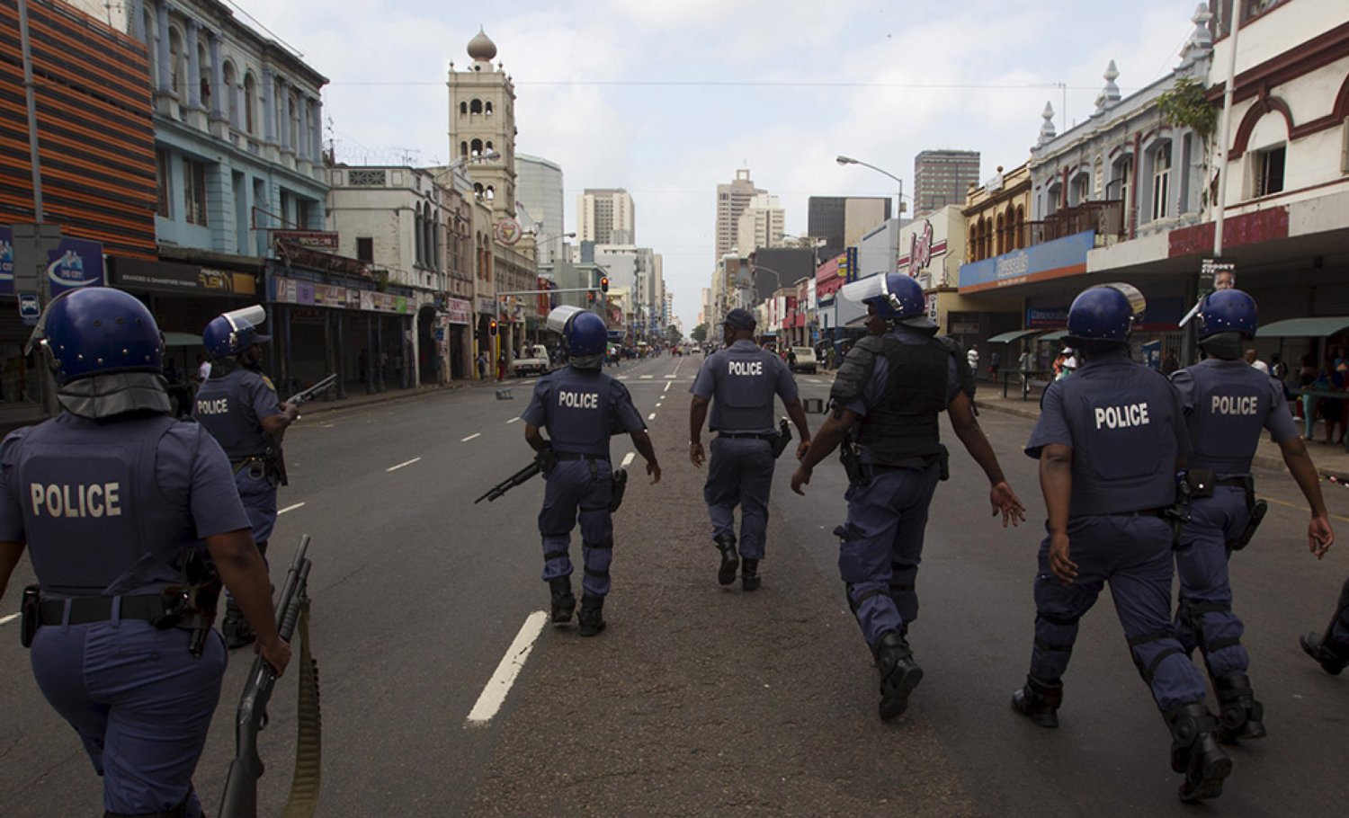 Polica patroluje ulice Durbanu w obawie przed kolejnymi zamieszkami na tle nacjonalstycznym.