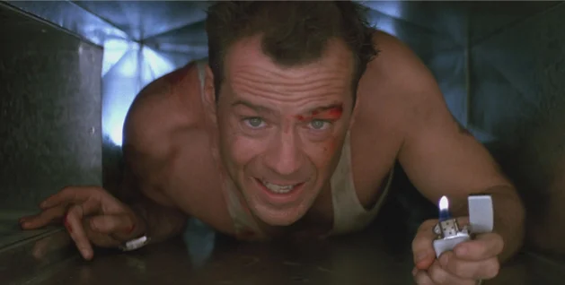 Bruce Willis walczy z nudą na lotnisku.
